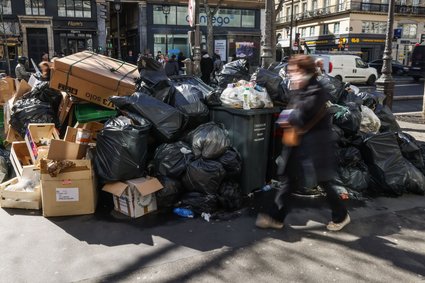 Francuzi protestują przeciwko reformie emerytalnej. W Paryżu piętrzą się śmieci