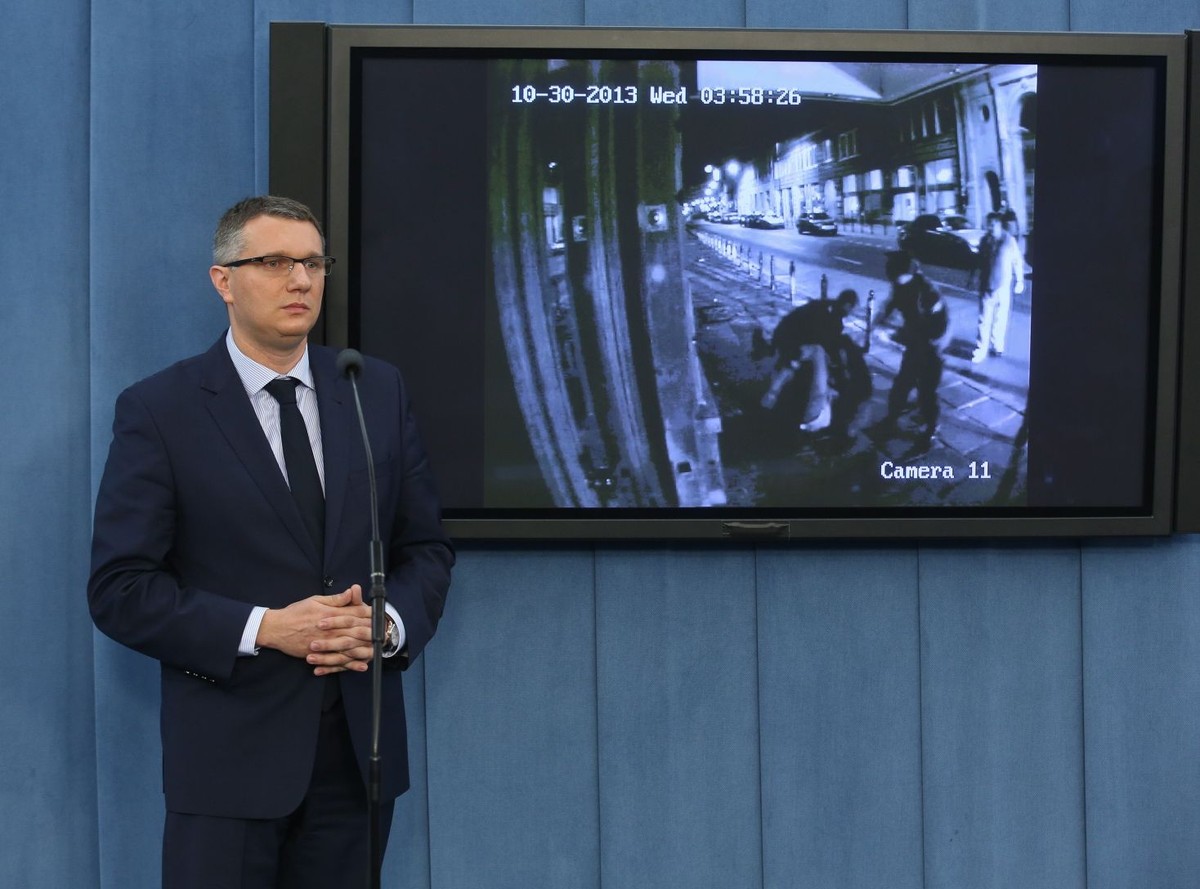 Poseł Przemysław Wipler prezentuje w Sejmie nagranie z monitoringu, na którym pod wpływem alkoholu został zatrzymany przez policję