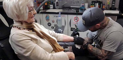 W wieku 82-lat zrobiła pierwszy tatuaż. Ma powód