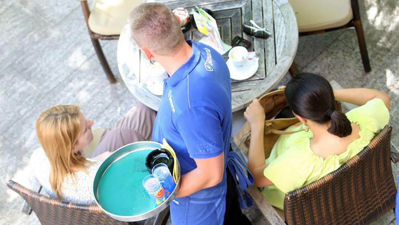 "Svi me pitaju je l' prošlo, kao da radim na kasi u prodavnici": Konobar besan što mu niko ne ostavlja bakšiš, ovako su mu odgovorili