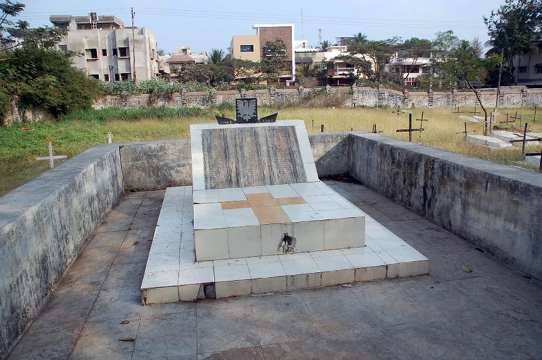Pomnik na cmentarzu chrześcijańskim w Kolhapur