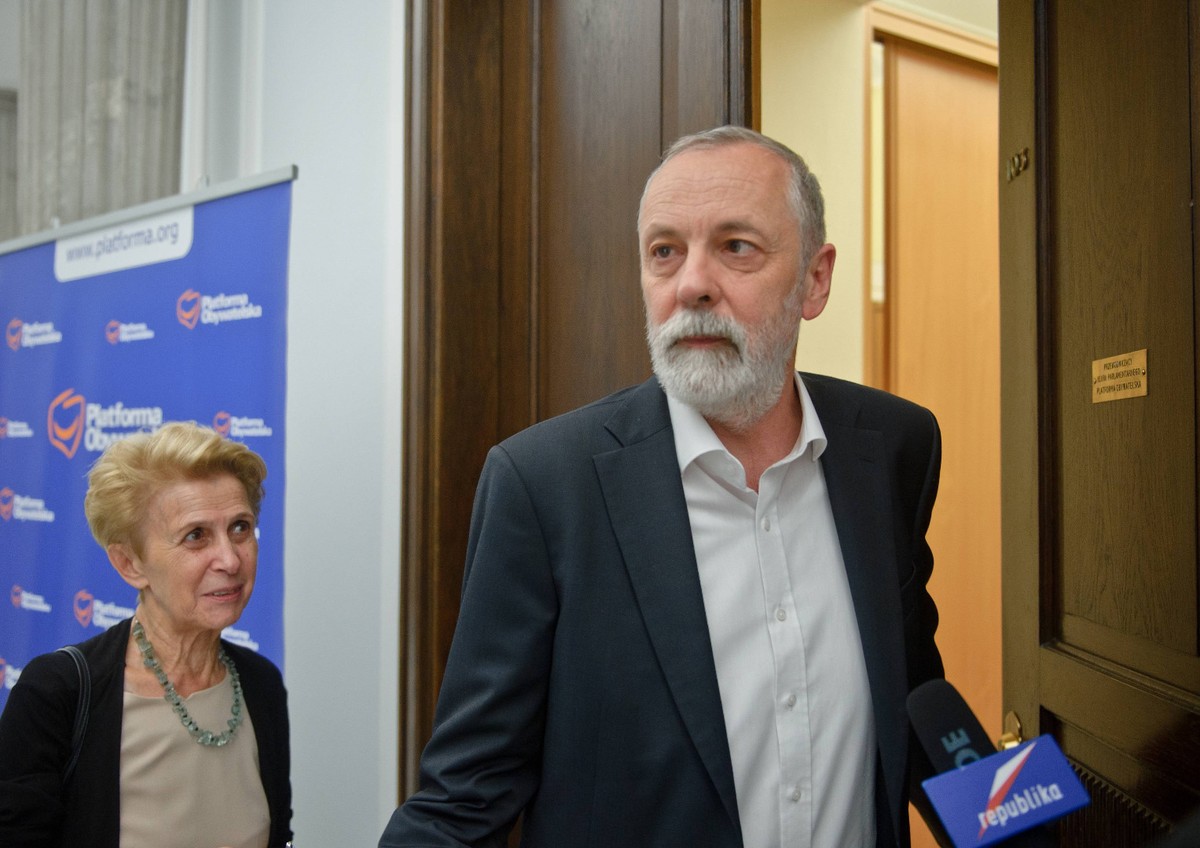 Grupiński wskazał, że nadal pozostaje także pytanie, czy "Jarosław Kaczyński nie wyda polecenia, by w ciągu najbliższych np. dwóch tygodni przygotować nowe wersje tych samych dwóch ustaw – nie obracając się na Kancelarię Prezydenta"