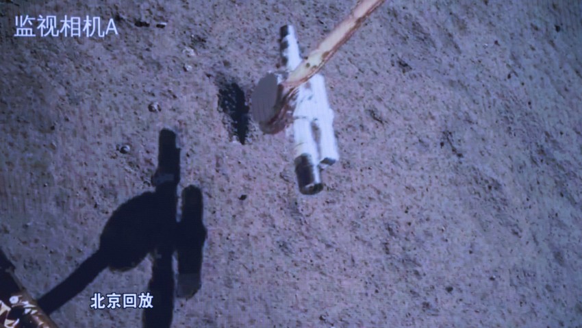 Kineska sonda sakuplja uzorke na površini Meseca na slici objavljenoj 4. juna