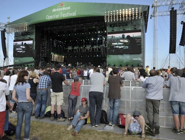 Publiczność przed sceną Opener Festival 