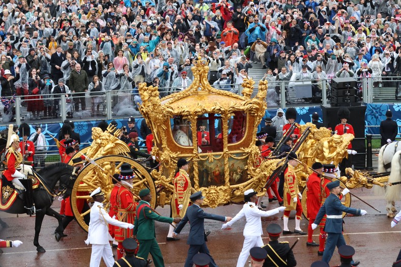 Królewska para w drodze do Pałacu Buckingham.