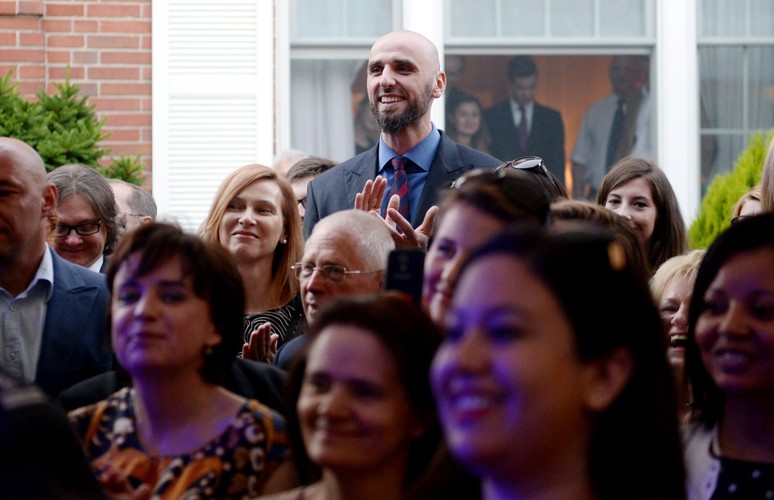 Marcin Gortat w rezydencji ambasadora USA odebrał zaszczytną nagrodę