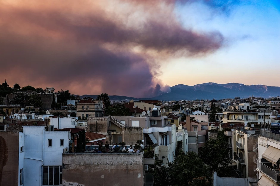 Požar u blizini sela Fili, u podnožju planine Parnite, na oko 25 kilometara od Atine, proširio se ka gradu Menidi, gde je oko 150 osoba evakuisano iz tri staračka doma.