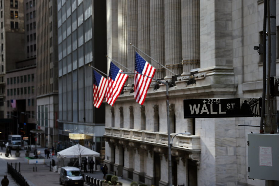 Wstrzymanie handlu akcjami GME przez Robinhooda sprawiło, że firma w oczach społeczności WSB została uznana za kolejną odnogę Wall Street.