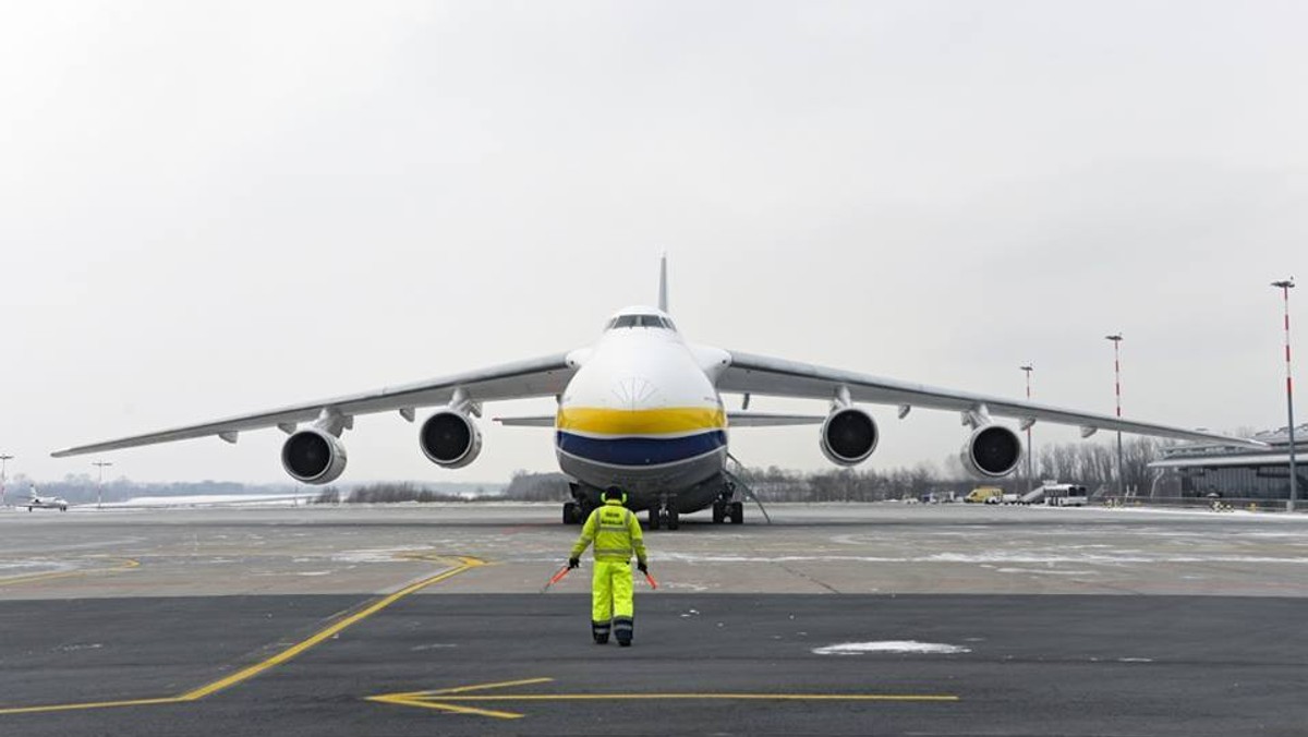 Dziś po południu na płycie portu lotniczego im. W. Reymonta wylądować ma największy samolot transportowy AN-124 Rusłan. Maszyna należąca do Antonow Airlines zostanie w Łodzi do czwartku, a zabierze z centrum Polski dwa wyremontowane śmigłowce.