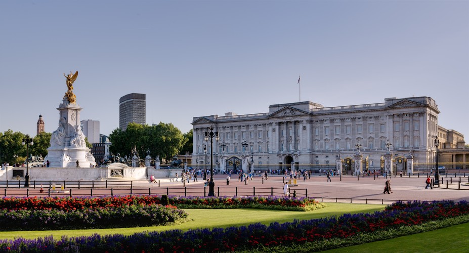 Buckingham Palace został początkowo wybudowany jako „duża kamienica” dla księcia Buckingham w 1703 roku, następnie 58 lat później został zakupiony przez angielskiego króla George’a III. Obecnie jest oficjalną siedzibą brytyjskiej rodziny królewskiej. W Buckingham Palace znajduje się zawrotna liczba 775 pokoi, w tym 52 królewskie (również dla gości) sypialnie, 92 biura i 78 łazienek.