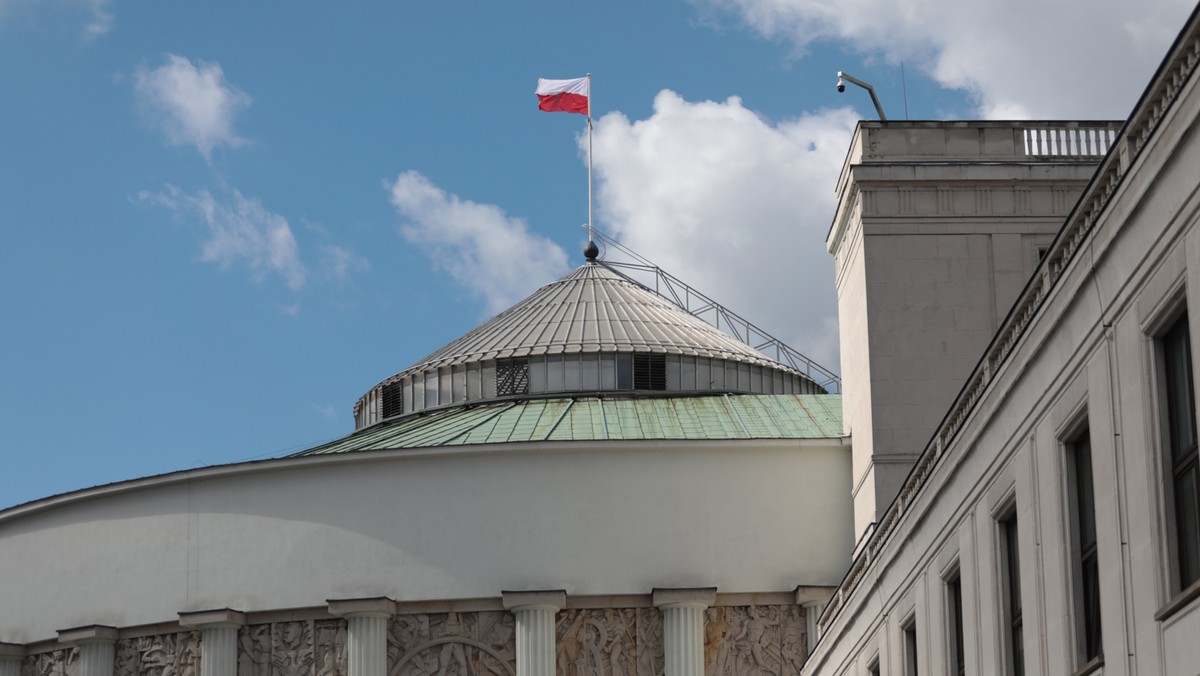 Warszawa. Aktywiści rozciągnęli druty przed Sejmem