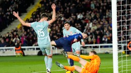 koszmarne pudło lewandowskiego zemściło się na barcelonie. atletico li