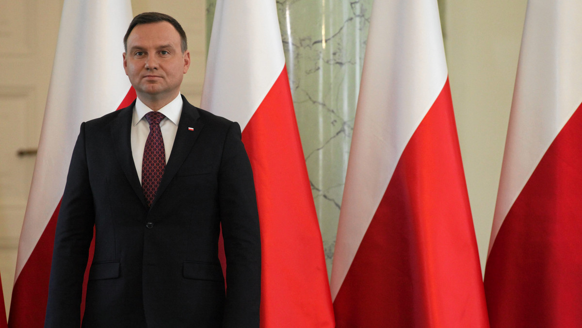 Prezydent Andrzej Duda podpisał wczoraj nowelizację ustawy o Krajowej Administracji Skarbowej oraz ustawy wprowadzającej przepisy o KAS. Z treści nowelizacji wynika, że obowiązuje ona od 27 lutego. Oznacza to, że nowe prawo weszło w życie jeszcze przed podpisem prezydenta i publikacją nowelizacji w Dzienniku Ustaw - informuje RMF FM.