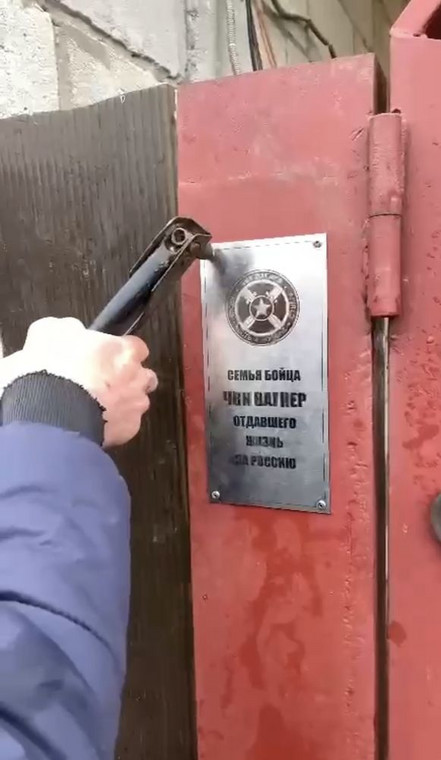 Tabliczka, która informuje, że w danym domu mieszka rodzina wagnerowca, który zginął podczas inwazji na Ukrainę
