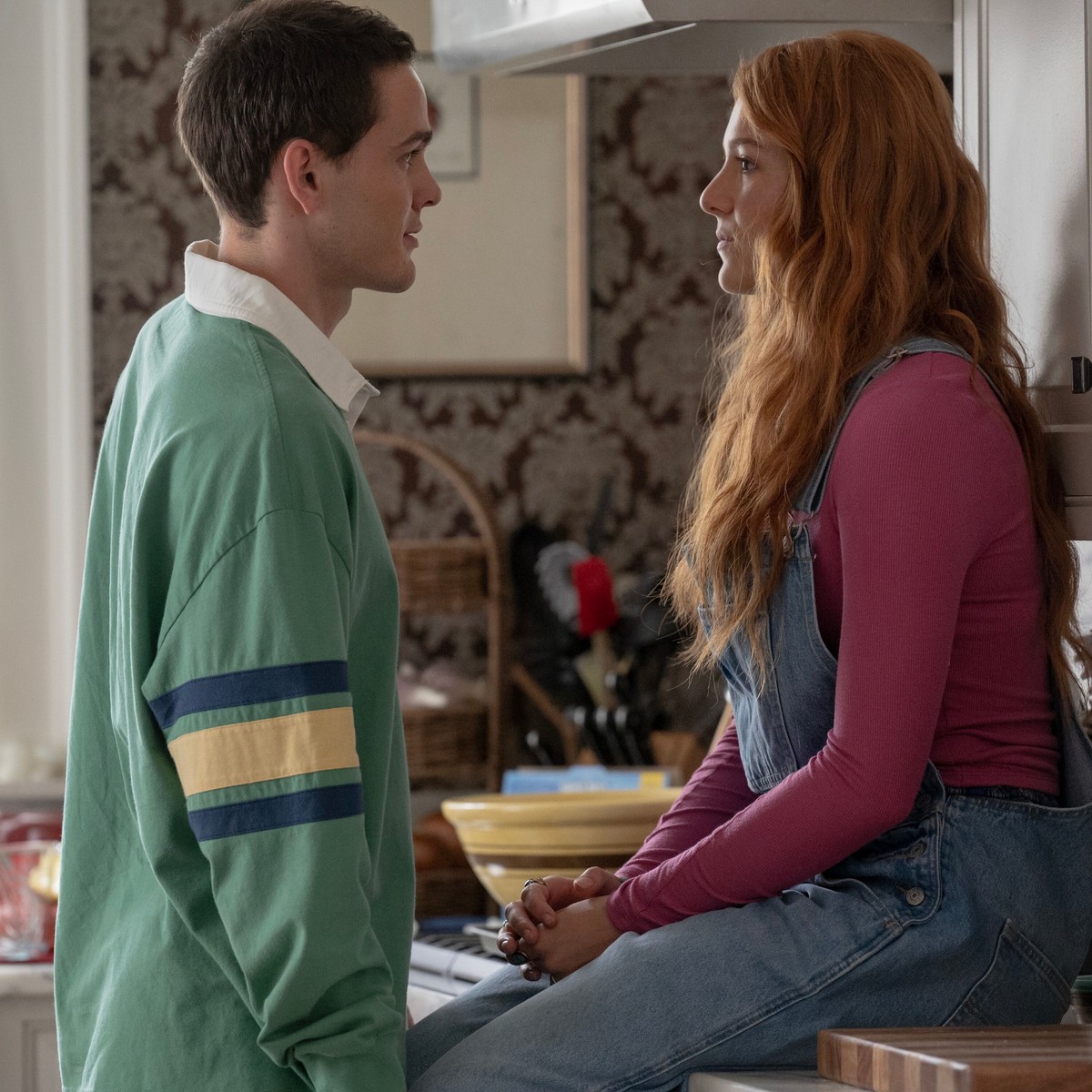 Ogillarini sikayotgan katta kokrakli jingalak ayollarning pornografik tasvirlari