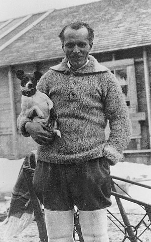Umberto Nobile wraz ze swym psem Titiną (1926)