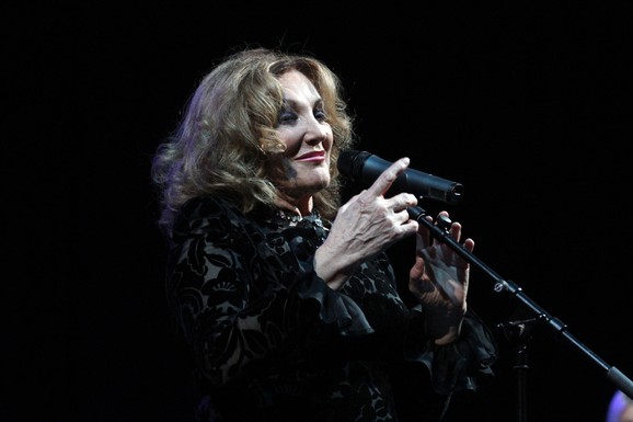 "Kad pesma stane, i ja ću poći...": Tereza Kesovija POSLEDNJI PUT na sceni, SNIMAK koji je rasplakao fanove (VIDEO)