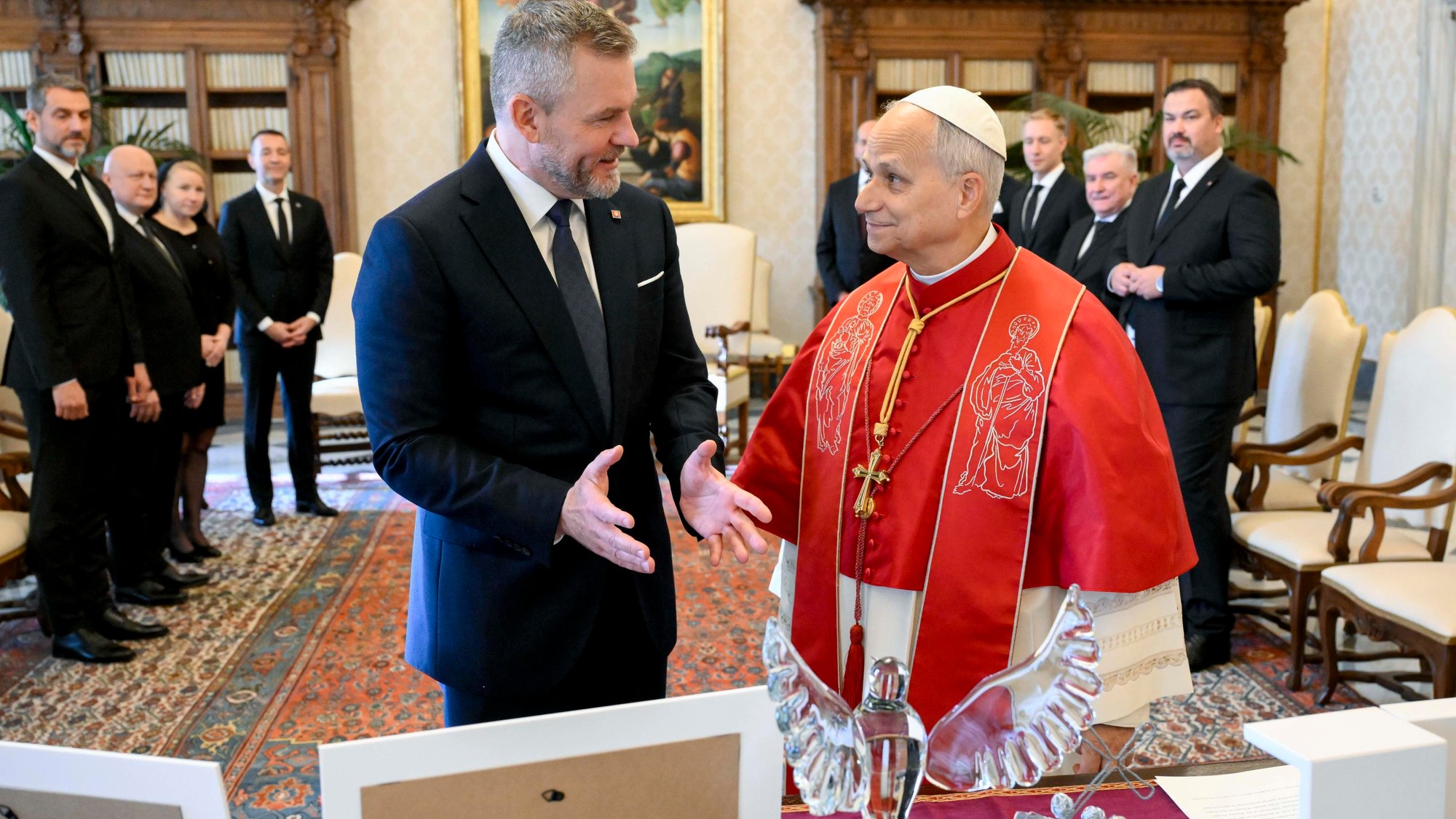 Na snímke pápež Lev XIV. (v popredí vpravo) a slovenský prezident Peter Pellegrini.