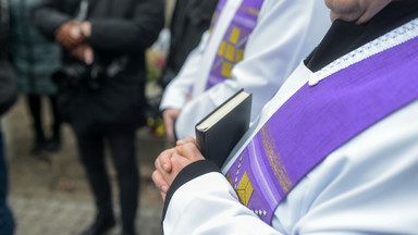 Ksiądz żartował z fatalnej pomyłki na pogrzebie. "Jego chowają do złego grobu"