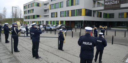 Policjanci zagrali dzieciom pod oknami