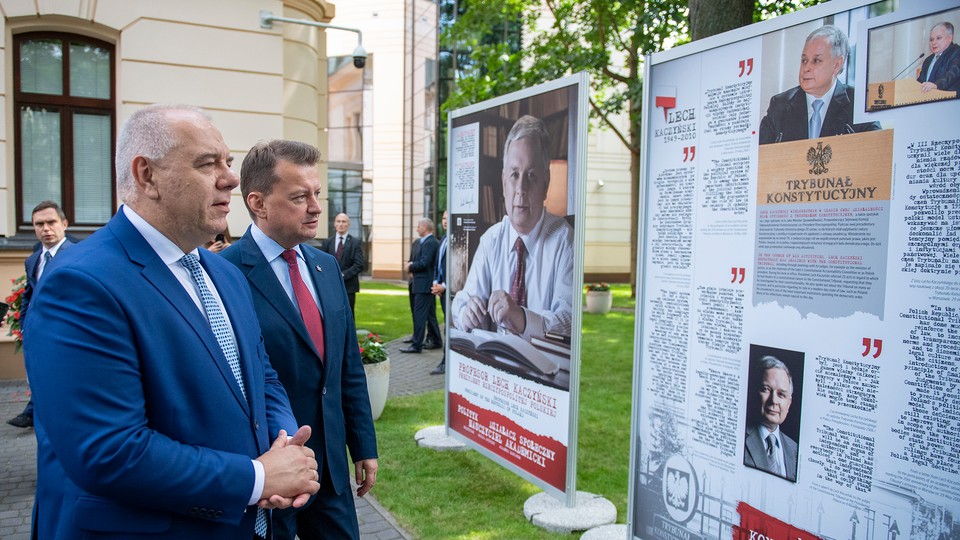 Jacek Sasin i Mariusz Błaszczak na wystawie o Lechu Kaczyńskim