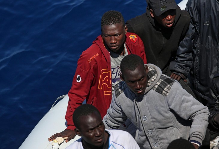 IMIGRANCI PŁYNĄ Z AFRYKI DO EUROPY NA TRATWACH I PONTONACH