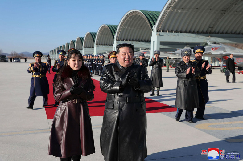 Kim Dzong Un z córką podczas wizyty w jednostce Sił Powietrznych