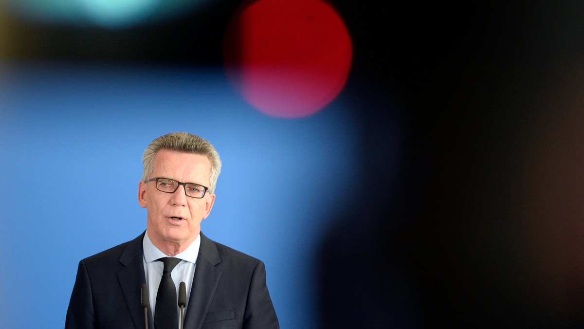 Szef MSW Niemiec Thomas de Maiziere zaapelował do obywateli o zachowanie rozwagi pomimo wzburzenia po strzelaninie w Monachium. Zastrzegł, że jest za wcześnie, by dopatrywać się inspiracji tego czynu w zamachu dokonanym w Norwegii przez Andersa Breivika.