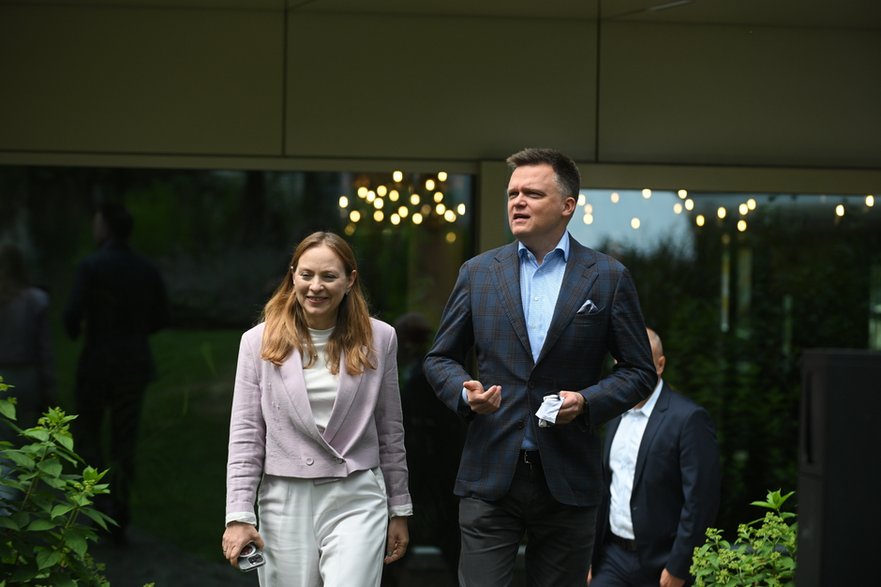 Szymon Hołownia i Katarzyna Pełczyńska-Nałęcz po zakończeniu Rady Krajowej Polski 2050 w Warszawie, 28 czerwca 2025 r.