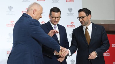 Premier Mateusz Morawiecki (w środku), wicepremier, minister aktywów państwowych Jacek Sasin (z lewej) i prezes PKN Orlen Daniel Obajtek.