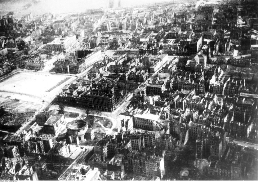 Warszawa, 1946. Widoczny plac Saski (obecnie Piłsudskiego), plac Małachowskiego, pośrodku ulice: Traugutta i Mazowiecka, okrągły budynek to ewangelicko-augsburski kościół Świętej Trójcy. Fot. Wacław Żdżarski