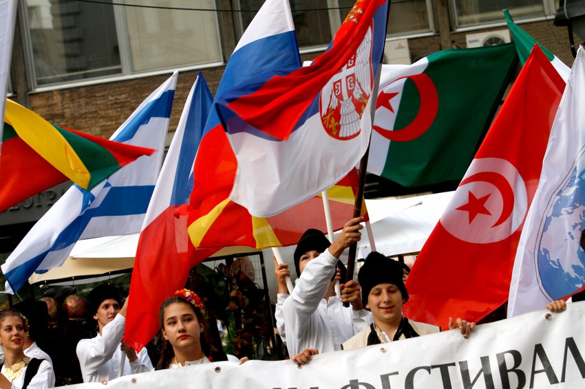 Vijorile se zastave učesnika festivala koji stižu i sa udaljenih kontinenata