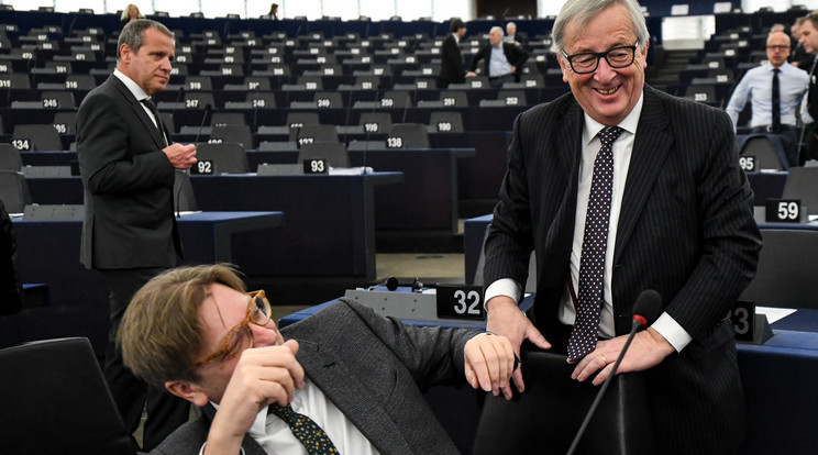 Juncker poénból összeborzolta Verhofstadt haját az Európai Parlament ülésén / Fotó: MTI