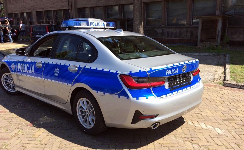 BMW serii 3 sedan najnowszej generacji jako oznakowany radiowóz polskiej policji drogowej