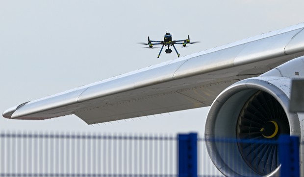 Dron nemačke policije proverava avion na aerodromu u Lajpcigu nakon otkrića eksplozivne naprave 5. avgusta