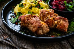 Roladki ze schabu z warzywami. Alternatywa dla schabowego od Jakuba Kuronia