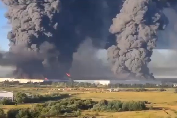 (VIDEO) GORI MOSKVA, NEBO SE NE VIDI OD DIMA! Najmasovniji udar na Rusiju: Stotine dronova zasulo prestonicu, plamen guta "ruski Amazon"