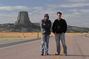 Bracia na tle Wieży Diabła w Wyoming