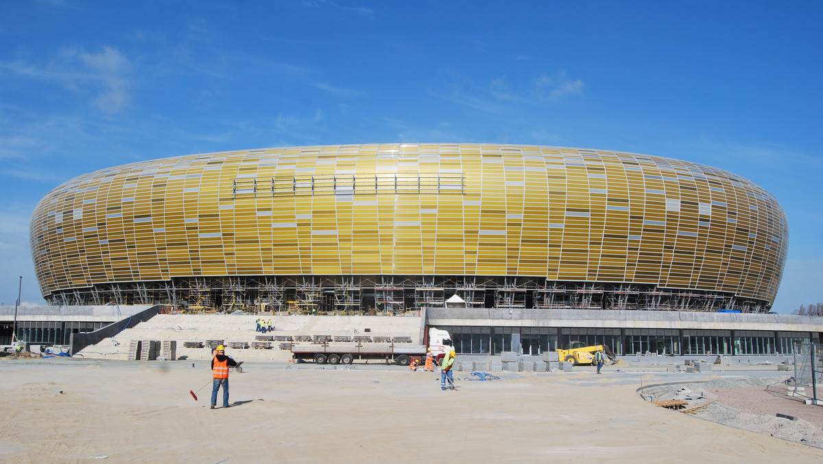 Już tylko 400 dni zostało do rozpoczęcia najważniejszego w dotychczasowej historii polskiego sportu turnieju rozgrywanego na naszych ziemiach - Euro 2012. W cyklicznym Euroraporcie przedstawiamy sytuację na budowach polskich stadionów, które, ku uciesze chyba wszystkich fanów sportu, znalazły się już na ostatniej prostej.