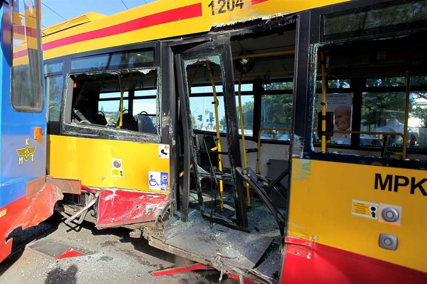 Tramwaj zderzył się z autobusem. 10 rannych