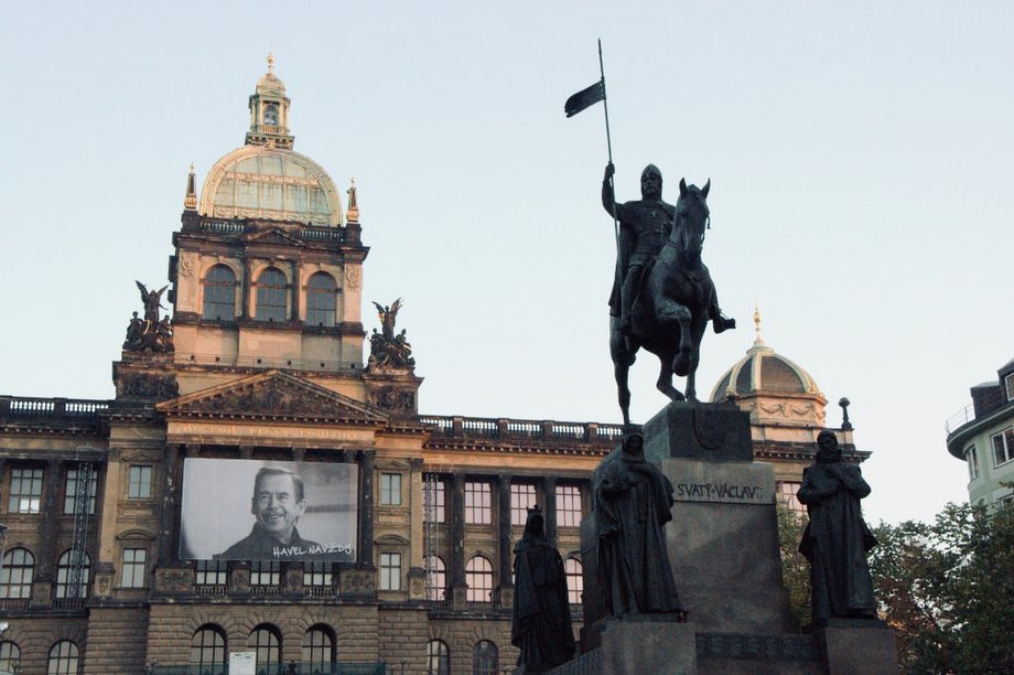 Po wschodniej stronie Placu Wacława stoi pomnik patrona i gmach Muzeum Narodowego.