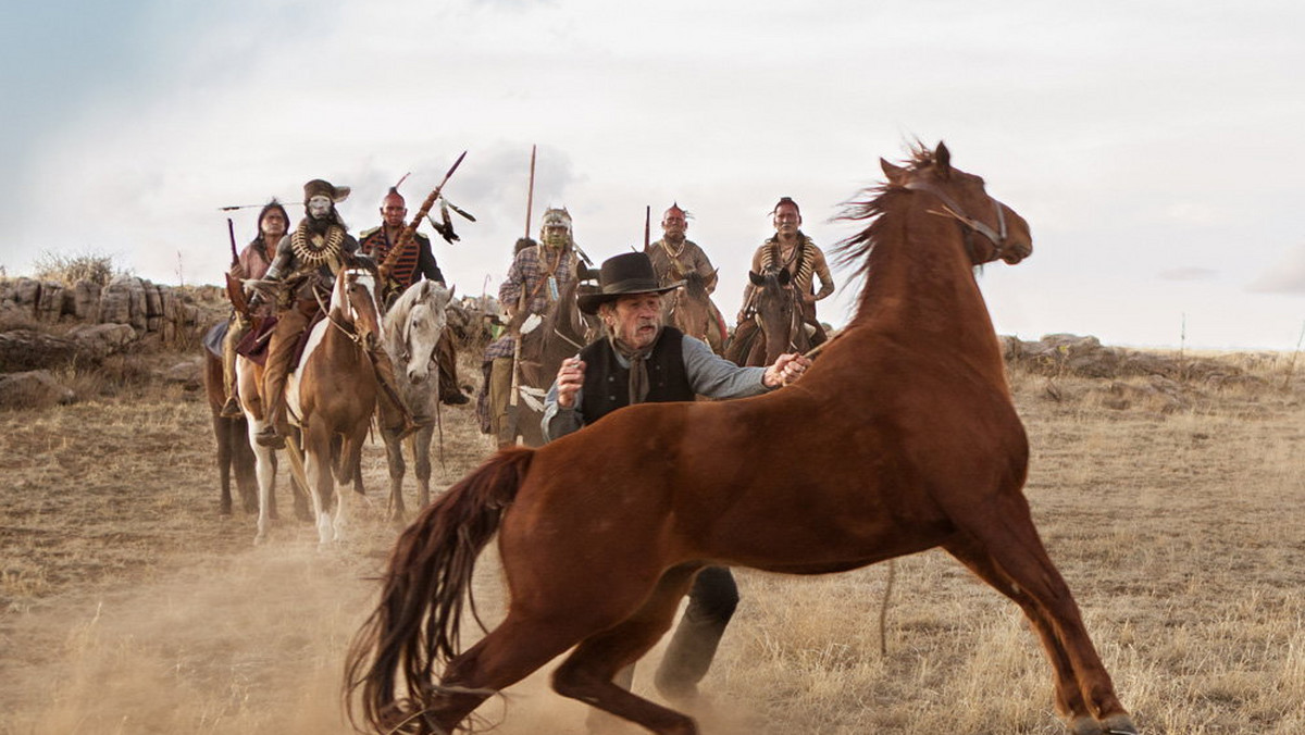 Western to gatunek stary jak samo kino, na pamięć znamy więc jego stałe motywy: od niebezpiecznych wędrówek przez prerie po pojedynki w samo południe. Tommy Lee Jones, będąc świadomym tej tradycji, proponuje niecodzienną, kobiecą perspektywę.