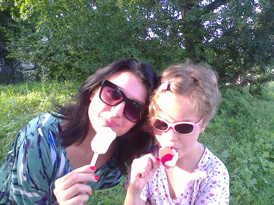 Milica Marinković sa sestrom