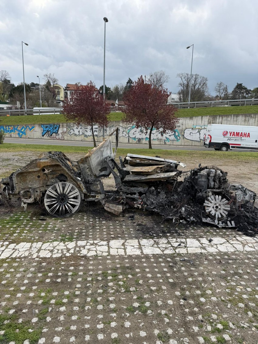 Izgoreo auto kod Mosta na Adi