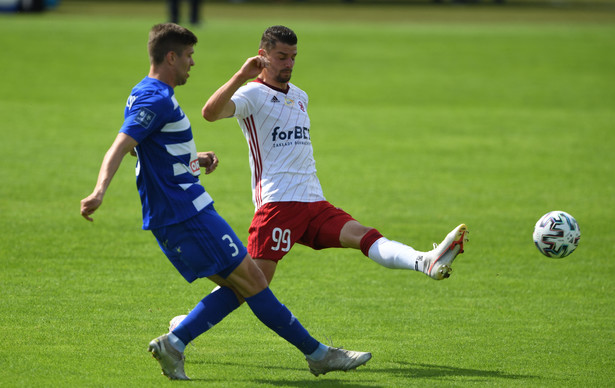 Zawodnik Wisły Płock Michał Marcjanik (L) i Jakub Wróbel (P) z ŁKS Łódź podczas meczu grupy spadkowej 33. kolejki piłkarskiej Ekstraklasy