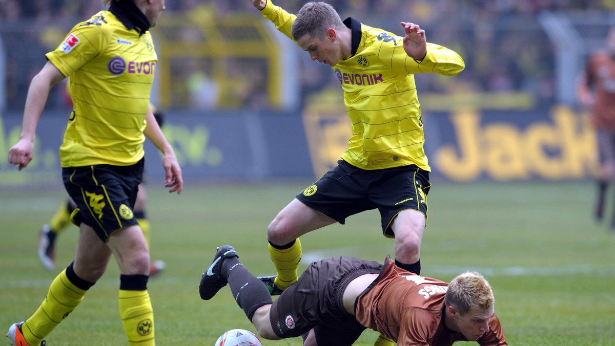Borussia Dortmund pokonała FC St. Pauli Hamburg 2:0 (1:0) w spotkaniu 23. kolejki niemieckiej Bundesligi. W Dumie Westfalii od pierwszej minuty zagrali Łukasz Piszczek i Robert Lewandowski.