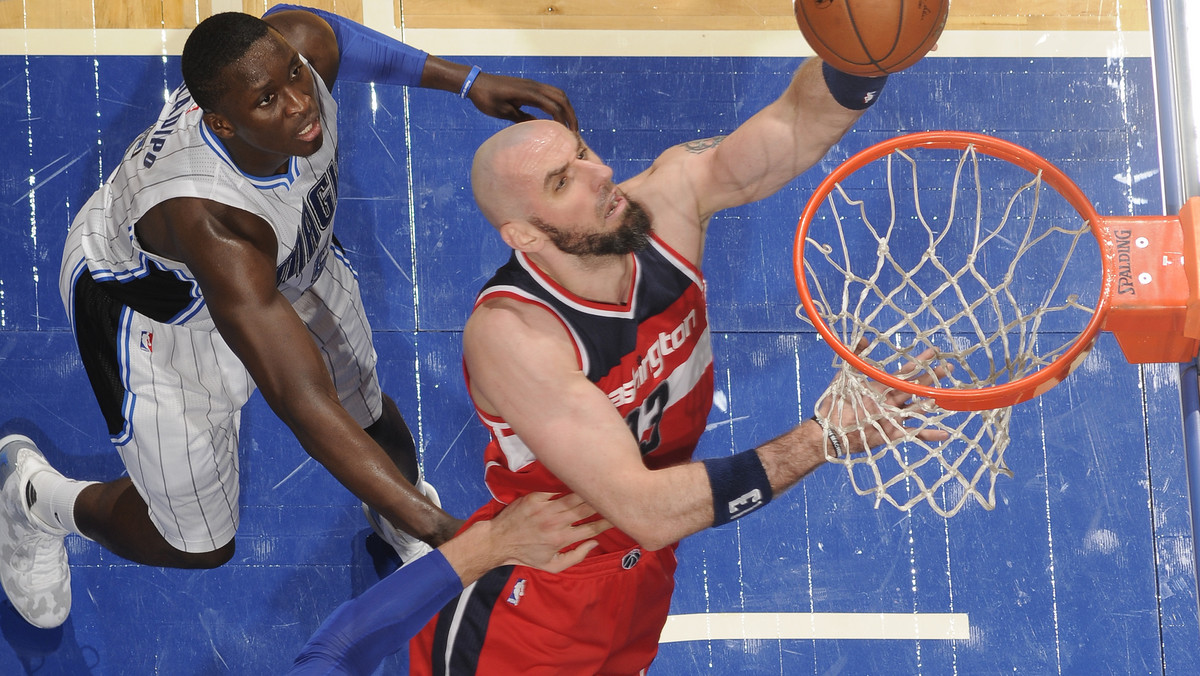 Washington Wizards wygrali z Orlando Magic 105:99, przerywając tym samym serię trzech porażek. Marcin Gortat uzyskał 17. double-double w sezonie, ale nie brał udziału w ścisłej końcówce meczu. Z powodu rozcięcia na lewym uchu opuścił plac gry na pięć minut przed zakończeniem zawodów.