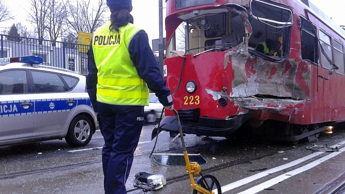 Do groźnie wyglądającego zdarzenia drogowego doszło dziś nad ranem na odcinku ul. Podmiejskiej między Rondem Solidarności, a Rondem Santockim w Gorzowie Wlkp. Kierujący autobusem doprowadził do zderzenia z tramwajem. Trzy osoby zostały przewiezione do gorzowskiego szpitala.