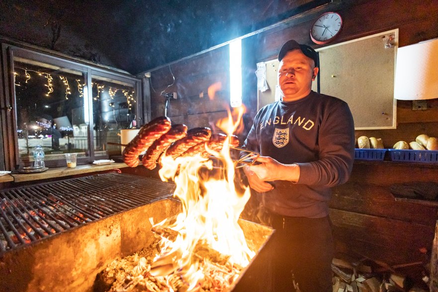 Max Grill w Nowej Hucie zdaniem wielu może rywalizować ze słynnymi kiełbaskami z niebieskiej nyski.