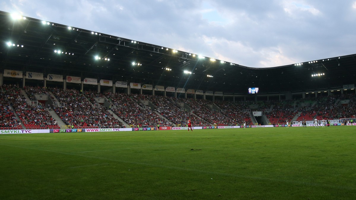 Nastolatek wspinał się po elewacji stadionu podczas meczu GKS Tychy z MKS Kluczbork. Spadł z wysokości drugiego piętra - informuje RMF FM.